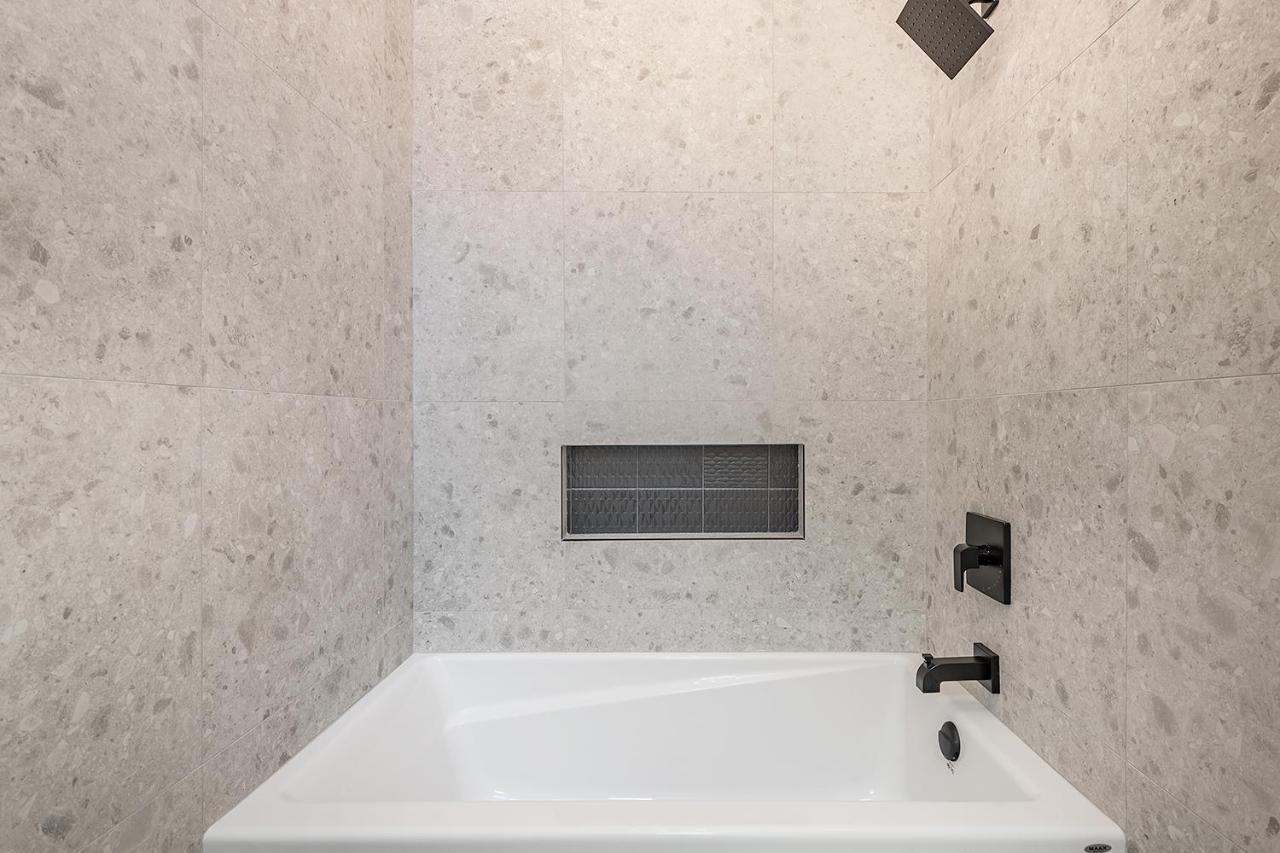 Free Parking Prime Location New Modern Condo Brossard Ngoại thất bức ảnh